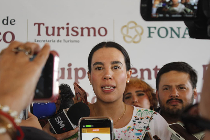 La secretaria de Turismo federal, Josefina Rodríguez Zamora, en entrevista con medios de Morelia.