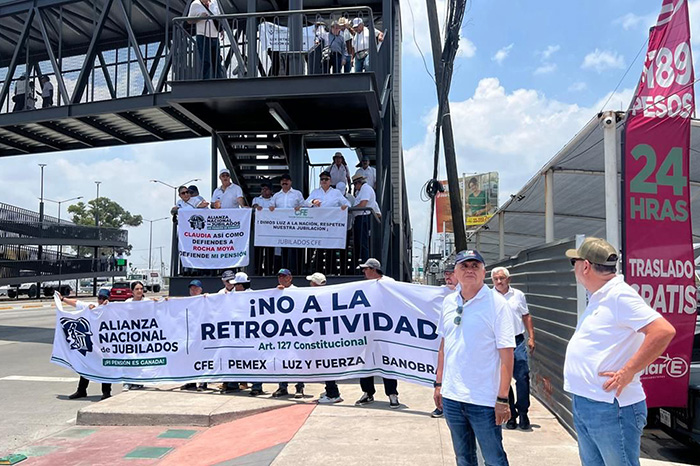 Manifestación donde jubilados protestan en aeropuertos y vialidades de México por sus pensiones.