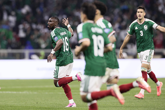 El jugador Julián Quiñones celebra su gol.