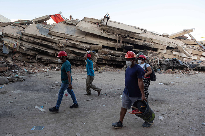 Rescatistas internacionales de la ONU buscan sobrevivientes entre las ruinas tras los sismos en Venezuela.