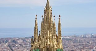 Réplica del set Lego Sagrada Familia expuesta en la tienda oficial de Barcelona