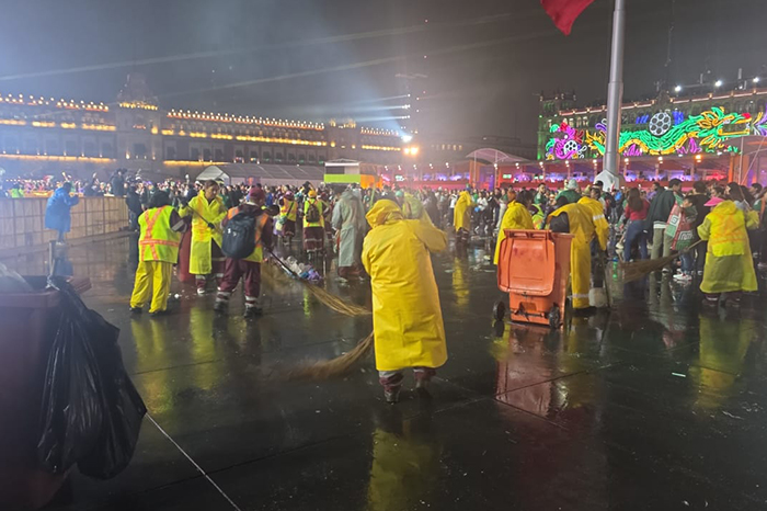 Personal de servicios urbanos realizando labores de limpieza en Paseo de la Reforma tras las celebraciones mundialistas.