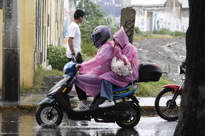 Personas bajo la lluvia en Morelia.