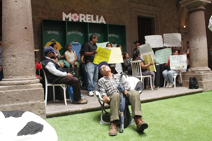 Habitantes de Santa María de Guido protestan con pancartas exigiendo mejoras en el suministro de agua en la tenencia de Morelia.