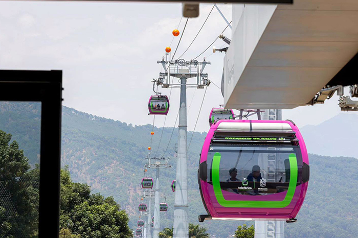 Personal especializado realizando labores de mantenimiento en la infraestructura del teleférico de Uruapan.