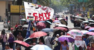 Maestros de la CNTE marchan en protesta para exigir cambios en el sistema de pensiones.