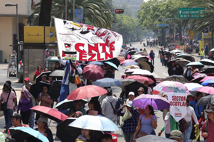 Maestros de la CNTE marchan en protesta para exigir cambios en el sistema de pensiones.