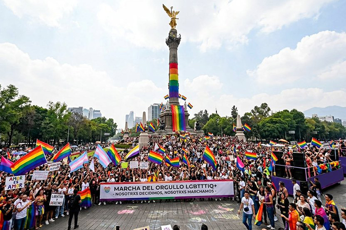 Miles de personas participan en la Marcha del Orgullo LGBTTTIQAP+ en la Ciudad de México.