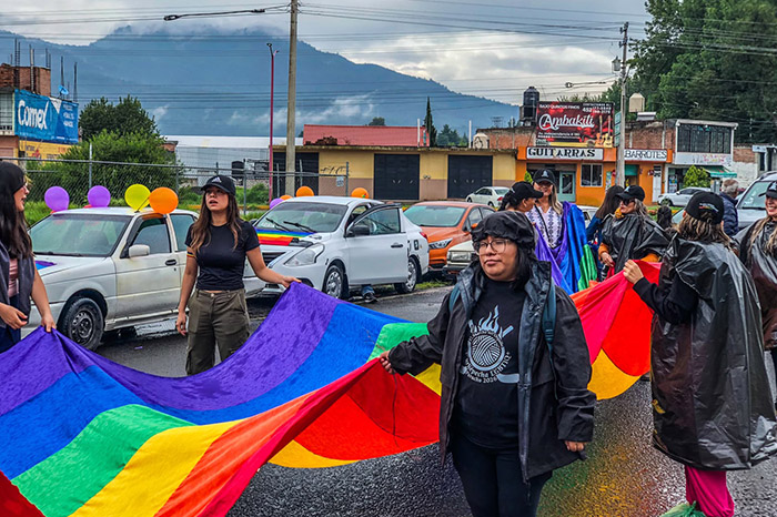 Integrantes de la comunidad LGBT+ durante la Quinta Marcha del Orgullo Purépecha en las calles de Paracho, Michoacán.