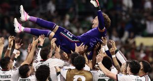 Jugadores festejando con Memo Ochoa.