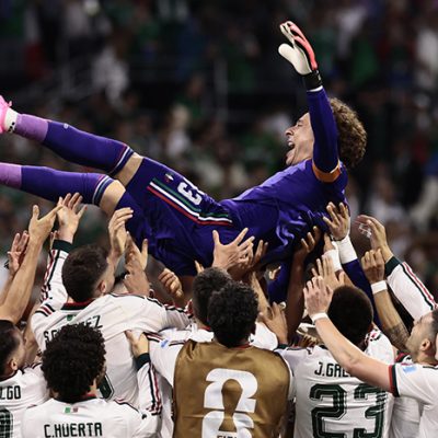 Jugadores festejando con Memo Ochoa.
