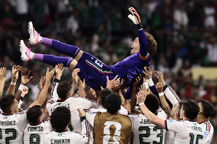 Jugadores festejando con Memo Ochoa.
