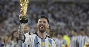 El trofeo de la Copa del Mundo de la FIFA, símbolo de la gloria que los campeones han intentado defender infructuosamente durante décadas.