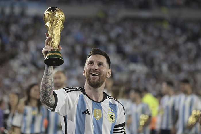 El trofeo de la Copa del Mundo de la FIFA, símbolo de la gloria que los campeones han intentado defender infructuosamente durante décadas.