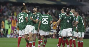Julián Quiñones y Raúl Jiménez celebran uno de los goles de México ante Ecuador en el Estadio Ciudad de México.