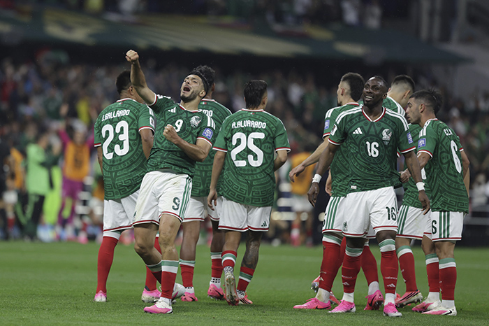 Julián Quiñones y Raúl Jiménez celebran uno de los goles de México ante Ecuador en el Estadio Ciudad de México.