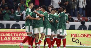 Jugadores de la Selección Mexicana celebrando un gol durante el partido amistoso contra Serbia en el Estadio Nemesio Diez.