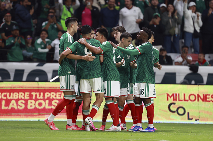 Jugadores de la Selección Mexicana celebrando un gol durante el partido amistoso contra Serbia en el Estadio Nemesio Diez.