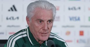 El seleccionador sudafricano, Hugo Broos. en rueda de prensa.