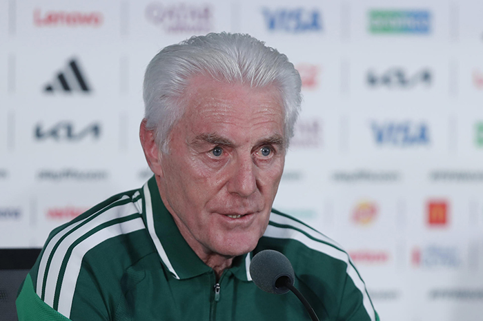 El seleccionador sudafricano, Hugo Broos. en rueda de prensa.