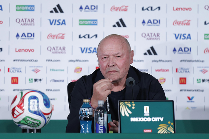 Miroslav Koubek, seleccionador de República Checa, durante la conferencia previa al juego contra México.