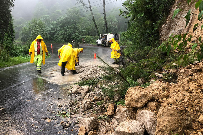 Maquinaria pesada de la SCOP lista para el mantenimiento y limpieza de carreteras en temporada de lluvias en Michoacán.