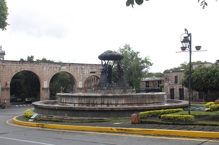 Vista de la famosa fuente de Las Tarascas en la glorieta junto al Acueducto y el Jardín Villalongín en Morelia, Michoacán.
