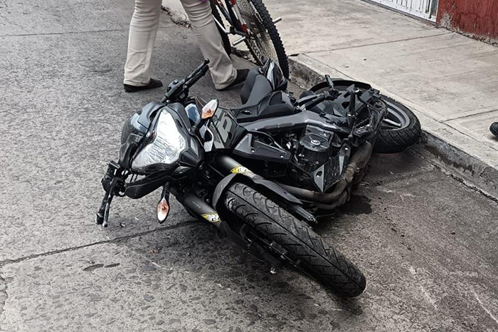 Camioneta embiste a motociclista en un cruce vial de la colonia Ramírez.