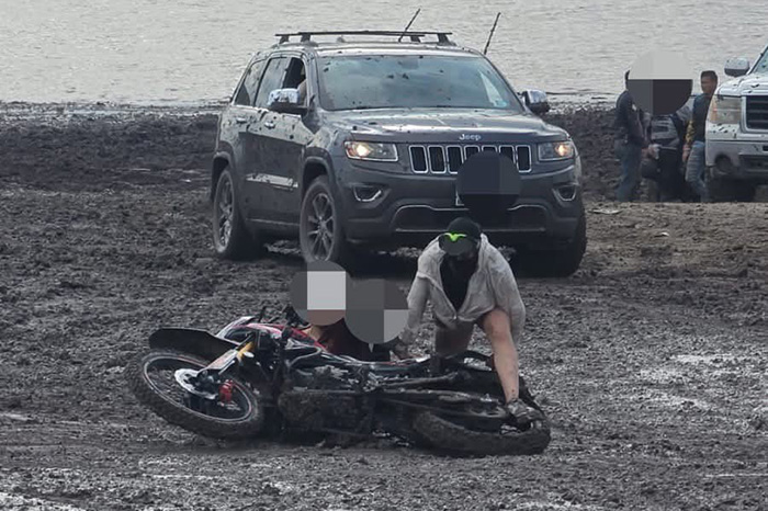 Paramédicos de Rescate y Salvamento auxilian a un joven tras un accidente cerca de la presa de Ticuitaco en La Piedad.