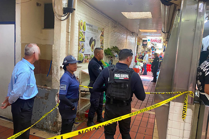 Elementos de Seguridad Pública resguardan el área tras reportarse el fallecimiento de un hombre dentro del Mercado Municipal de La Piedad.