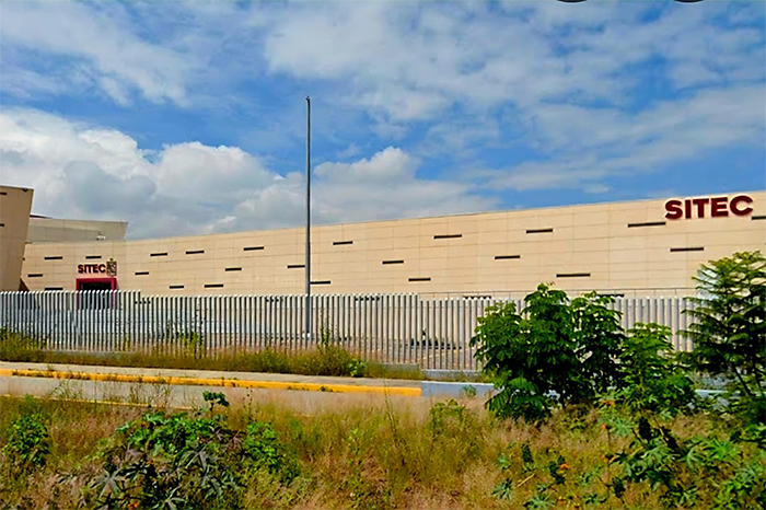 Fachada principal del complejo de seguridad C5i en Michoacán con patrullas de la policía resguardando el acceso perimetral.