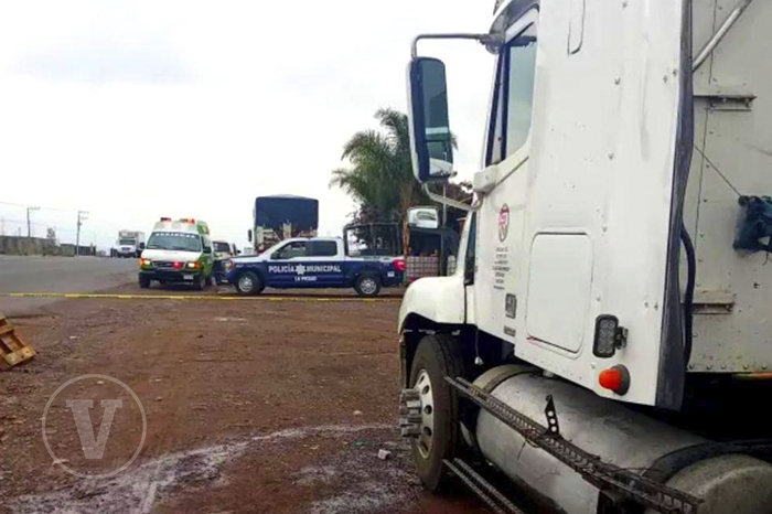 Acordonamiento de la Fiscalía General del Estado en la escena donde fue hallado un tráiler con un hombre fallecido.