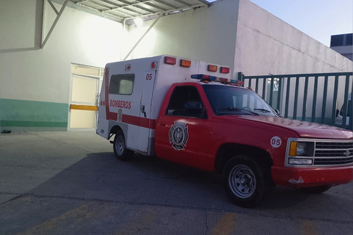 Camioneta de Bomberos de Zitácuaro atiende emergencia de mujeres alcanzadas por un rayo.