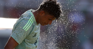 ugadores de fútbol entrenando bajo altas temperaturas, reflejando las condiciones extremas del Mundial de Fútbol de 2026.