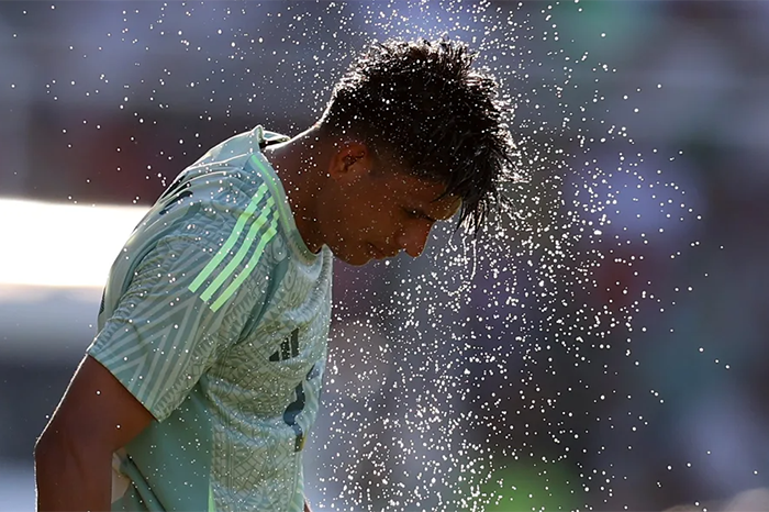 ugadores de fútbol entrenando bajo altas temperaturas, reflejando las condiciones extremas del Mundial de Fútbol de 2026.