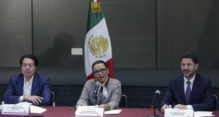 Representantes del Gobierno de México y dirigentes de la CNTE durante la mesa de negociación para atender demandas laborales.