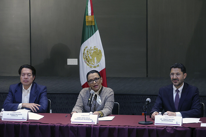 Representantes del Gobierno de México y dirigentes de la CNTE durante la mesa de negociación para atender demandas laborales.