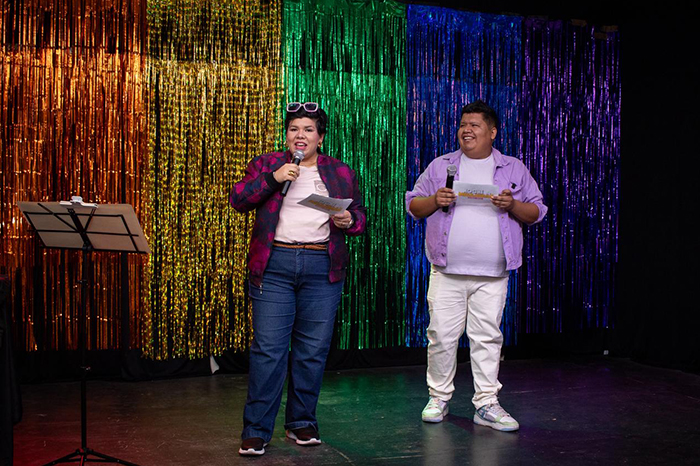 Comediantes Ann Yellow y Mane Guevara durante el show Noche de Migajeras en una celebración por el Pride en Morelia.