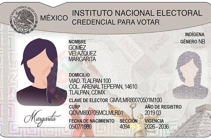 Vista del nuevo modelo de la nueva credencial del INE con medidas de seguridad y códigos QR bidimensionales.