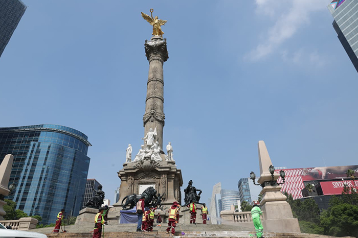 Personal de servicios urbanos realizando labores de limpieza en Paseo de la Reforma tras las celebraciones mundialistas.