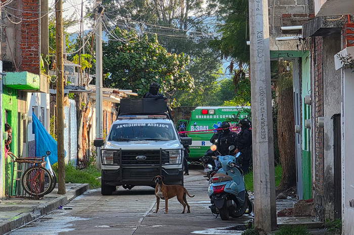 Elementos de la Policía Municipal resguardando el área tras reportarse una agresión armada en la colonia La Libertad.