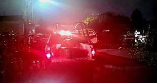 Elementos policiales resguardan una calle en Uruapan tras el hallazgo de un cuerpo en avanzado estado de putrefacción.
