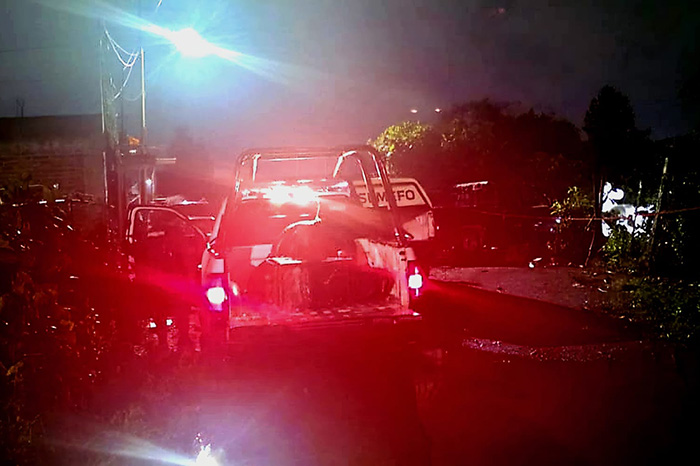 Elementos policiales resguardan una calle en Uruapan tras el hallazgo de un cuerpo en avanzado estado de putrefacción.