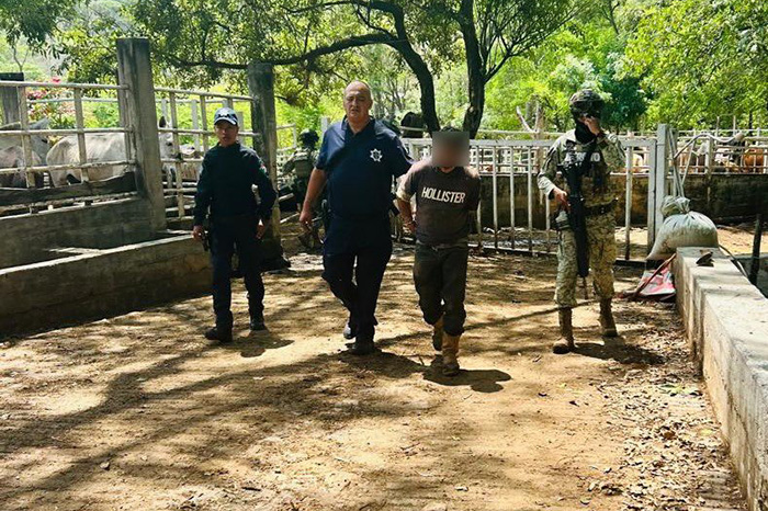 Elementos del Ejército Mexicano y Seguridad Pública resguardan las inmediaciones del rancho tras registrarse un homicidio en Nuevo Urecho.