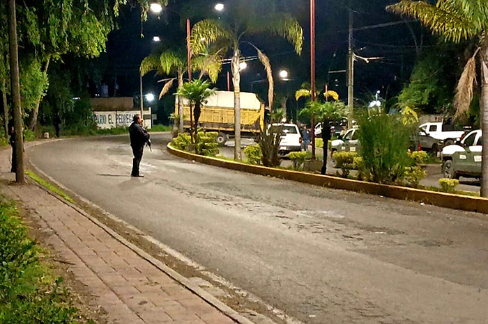 Elementos de seguridad resguardan la carretera Morelia-Maravatío tras incidentes violentos en la región de Queréndaro.