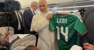 El Papa León XIV sostiene la playera de la Selección Mexicana de fútbol durante su viaje apostólico a España.