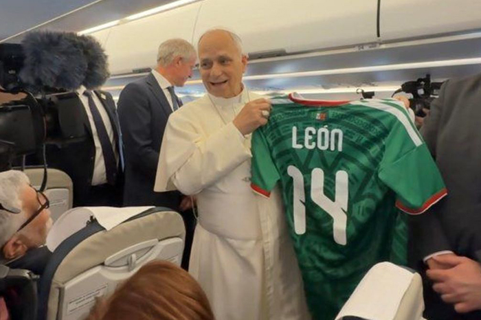 El Papa León XIV sostiene la playera de la Selección Mexicana de fútbol durante su viaje apostólico a España.