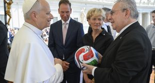El papa León XIV sostiene el balón del Mundial firmado por los embajadores de México, Estados Unidos y Canadá durante la audiencia general.