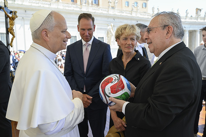 El papa León XIV sostiene el balón del Mundial firmado por los embajadores de México, Estados Unidos y Canadá durante la audiencia general.