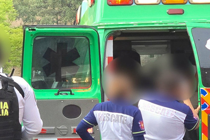 Ambulancia de Rescate y paramédicos brindando auxilio tras reportarse un herido por arma de fuego en La Carbonera.